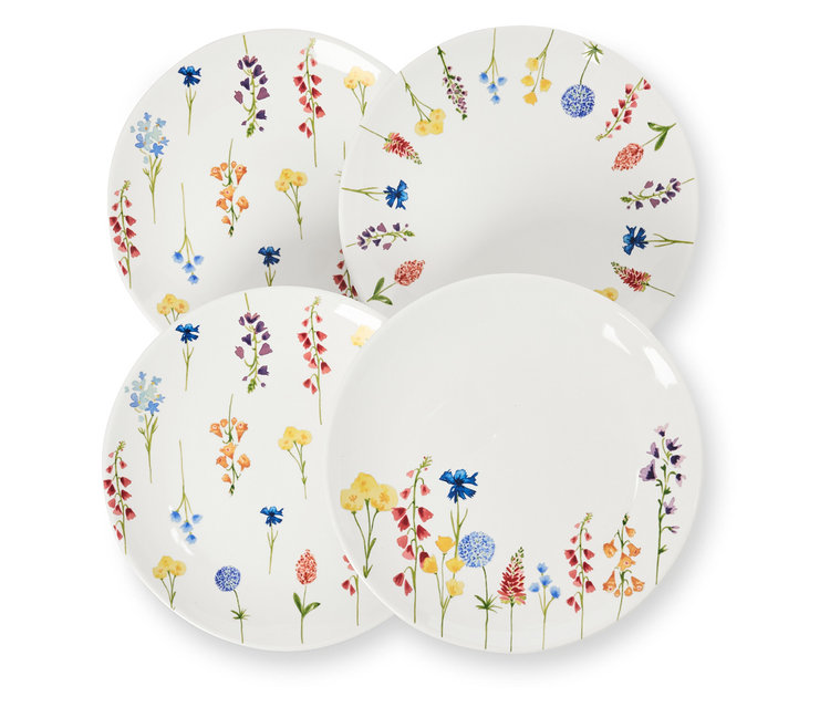 Cztery talerze deserowe z kwiatowym wystrojem leżą na sobie.