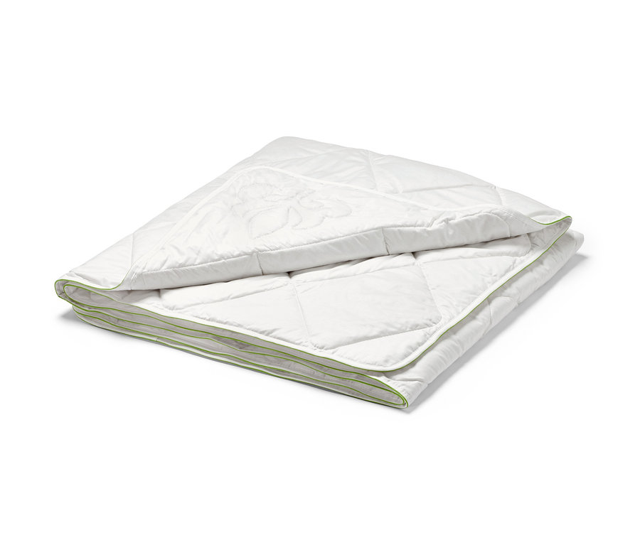 Złożona biała kołdra pikowana irisette® greenline z bawełny i lnu z zieloną obwódką.