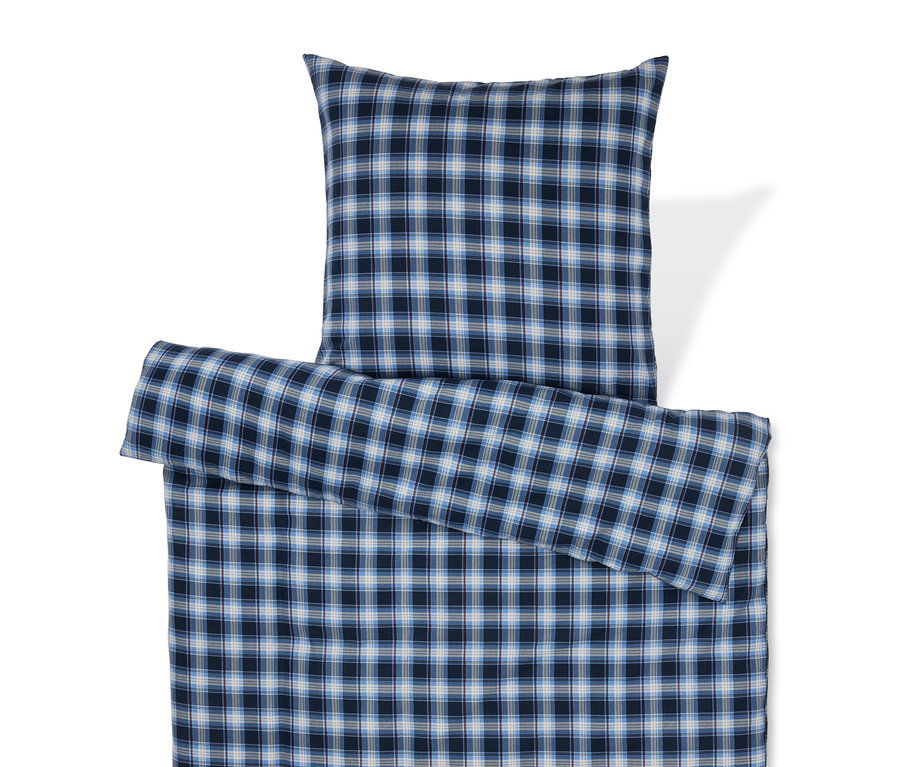 Niebieska pościel w kratę z poduszką.