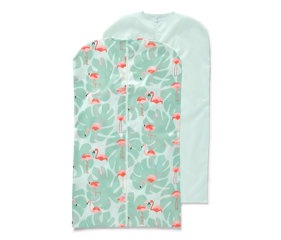 Dwa pokrowce na ubrania. Jeden jest jasnozielony we wzory z flamingów i liści, drugi jest jasnozielony.