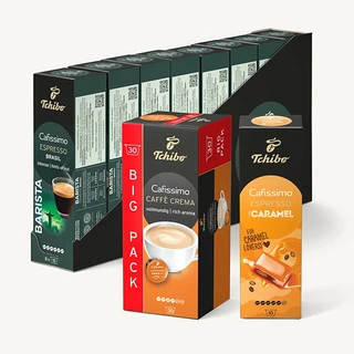 Kilka opakowań kapsułek Tchibo Cafissimo, w tym Espresso Brasil, Caffe Crema i Espresso Caramel.