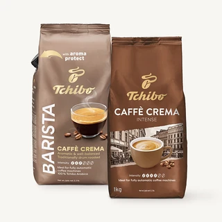 Dwa brązowe opakowania kawy Tchibo: Barista Caffè Crema i Caffè Crema Intense, oba z filiżanką i ziarnami kawy.