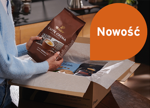 Frau packt Kaffee-Abo Lieferung aus